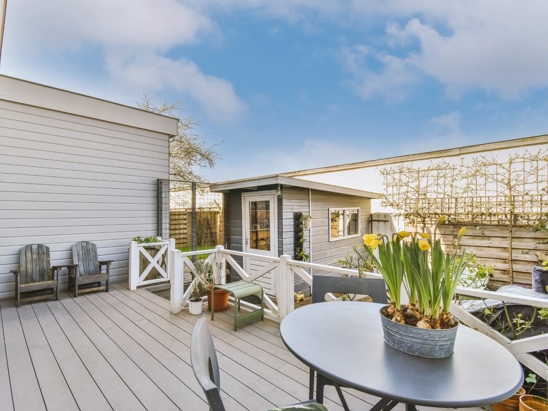 Sk Neat patio with sitting area